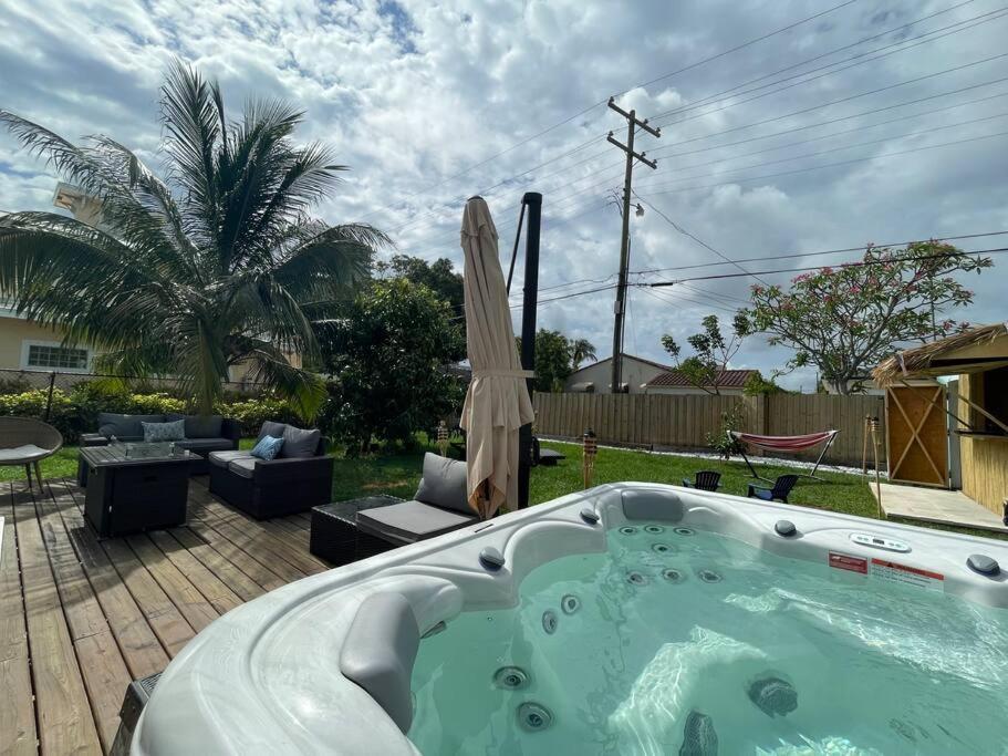 Hot Tub, Tiki Bar, Outdoor Shower, Near Intercoastal Waterway! West Palm Beach Extérieur photo